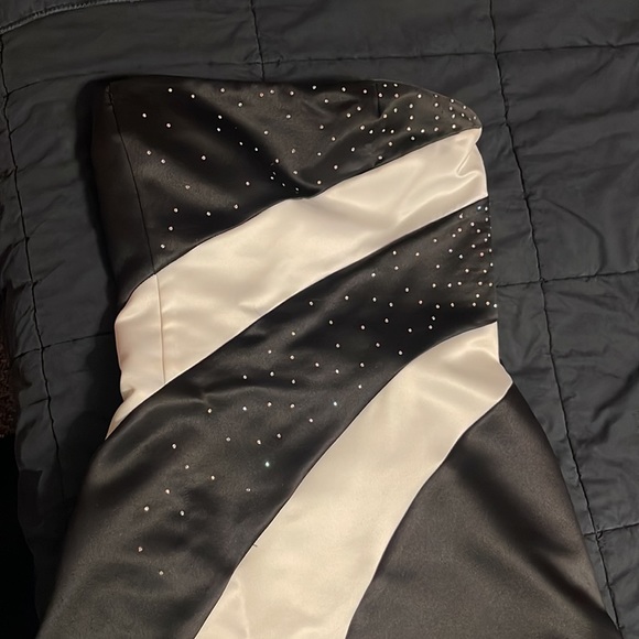 Dress - Picture 3 of 3